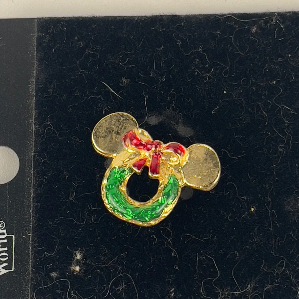 Disney World Mickey Mouse Christmas Wreath Pin Holiday‎ Green Red Badge